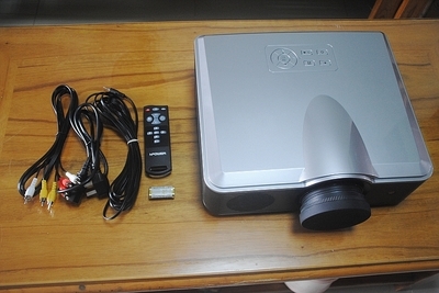 日勤网络投影机 高性价比家用智能投影解决方案